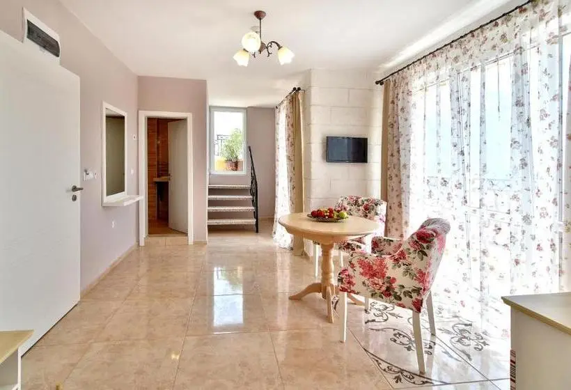 استودیوی استاندارد با چشم‌انداز دریا, Sirena Palace Family
