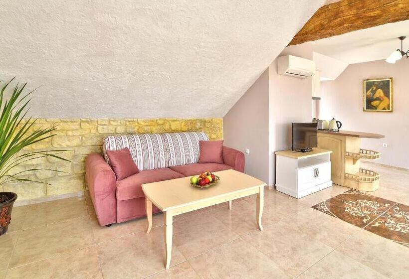 דירת דלוקס 2 חדרי שינה עם נוף לים, Sirena Palace Family