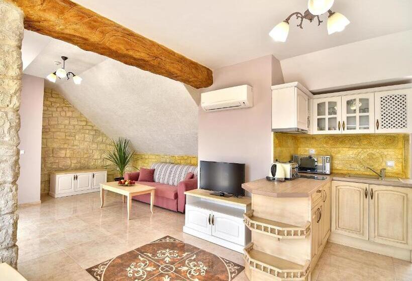 דירת דלוקס 2 חדרי שינה עם נוף לים, Sirena Palace Family