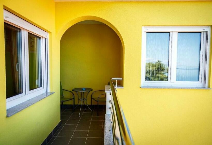 패밀리 아파트, Nemira Sunny Apartments