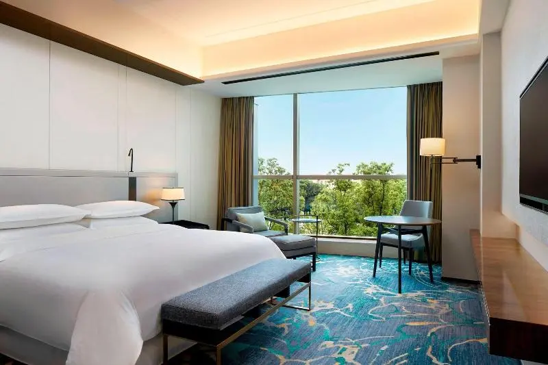 キングサイズベッドのデラックスルーム, Sheraton Shanghai Chongming