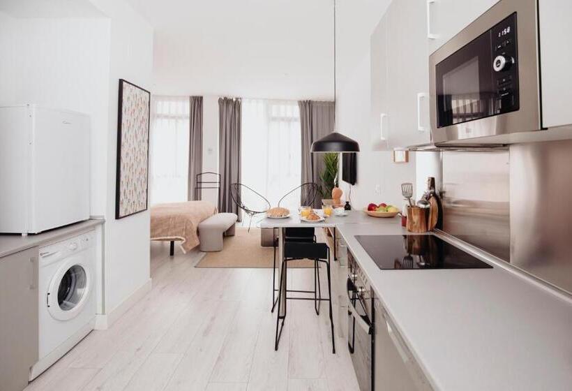 استودیوی استاندارد, Aspasios Atocha Apartments