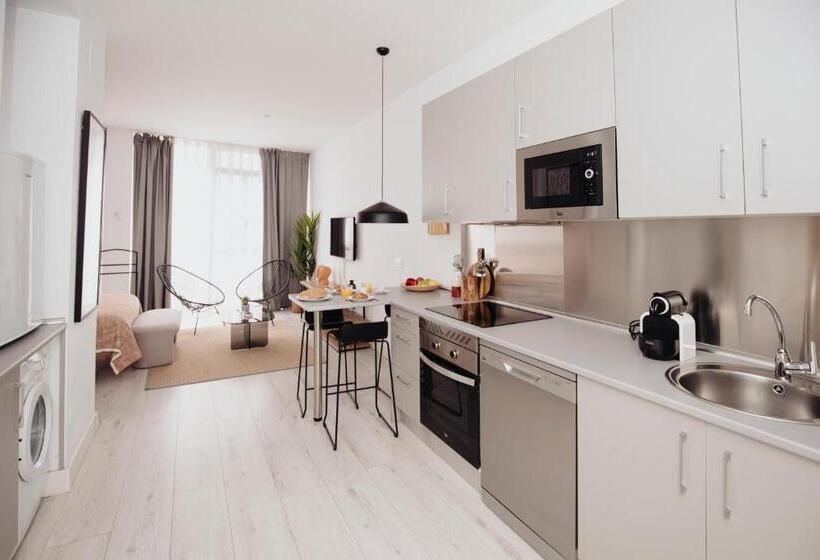 استودیوی استاندارد, Aspasios Atocha Apartments