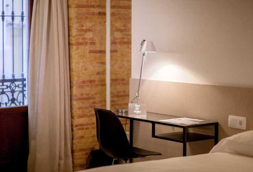 غرفة عائلية, Host & Home