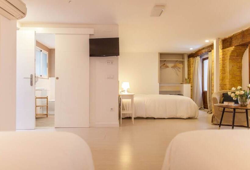 غرفة عائلية, Host & Home