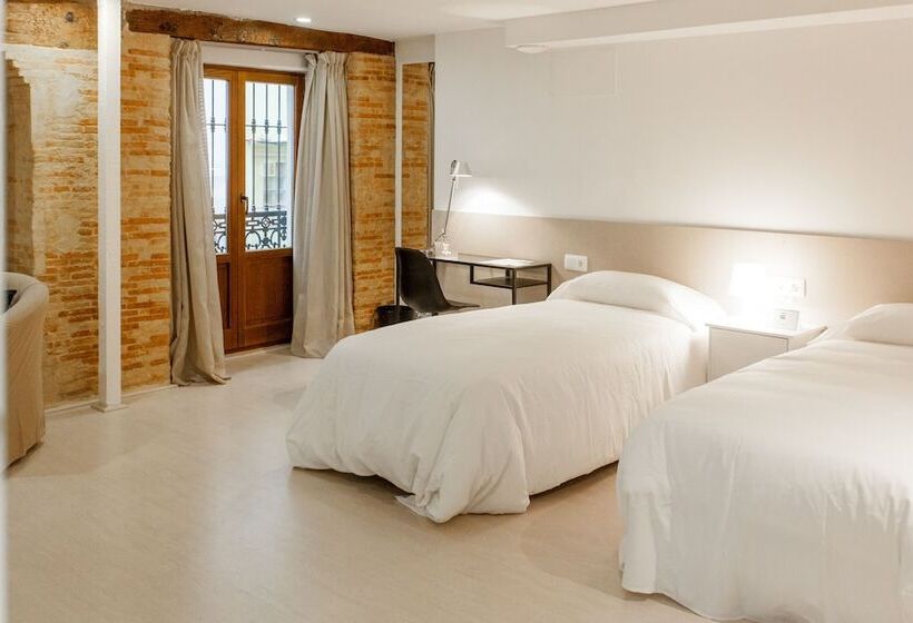 غرفة عائلية, Host & Home