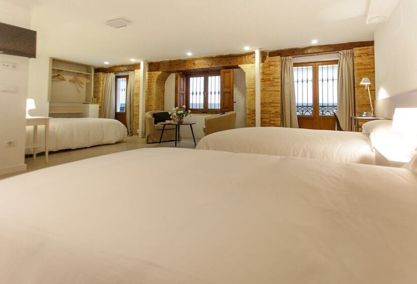 غرفة عائلية, Host & Home