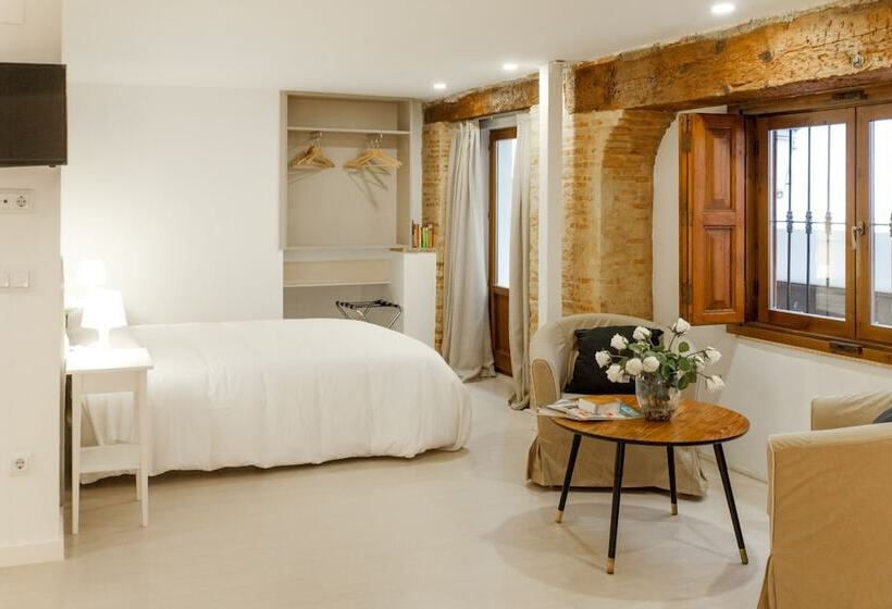 غرفة عائلية, Host & Home