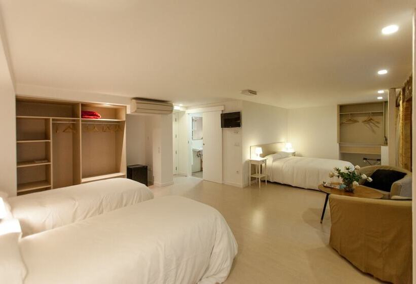 غرفة عائلية, Host & Home