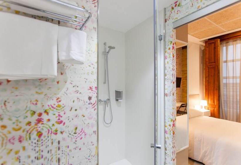 غرفة قياسية, Host & Home