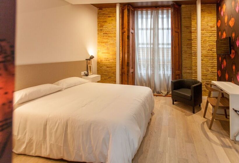 غرفة ديلوكس, Host & Home