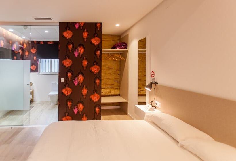 غرفة ديلوكس, Host & Home