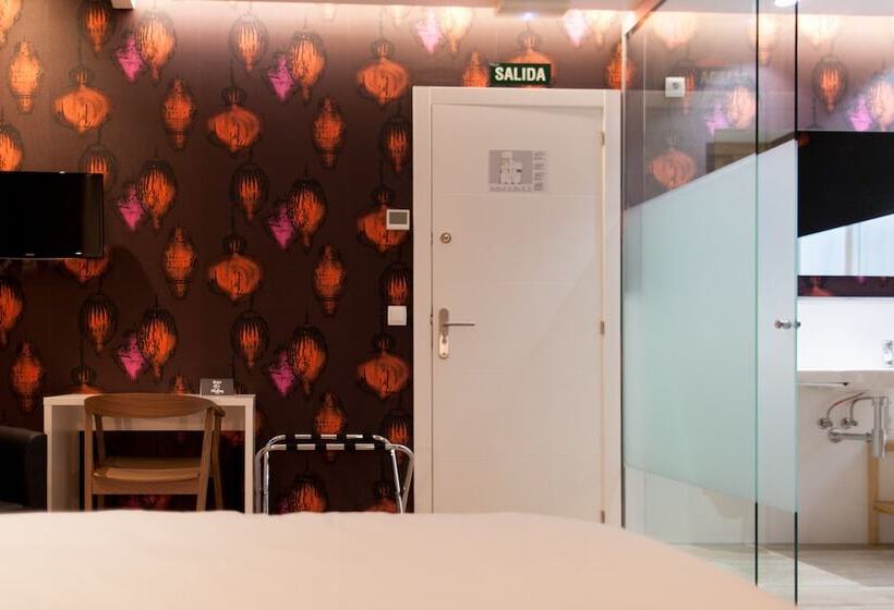 غرفة ديلوكس, Host & Home