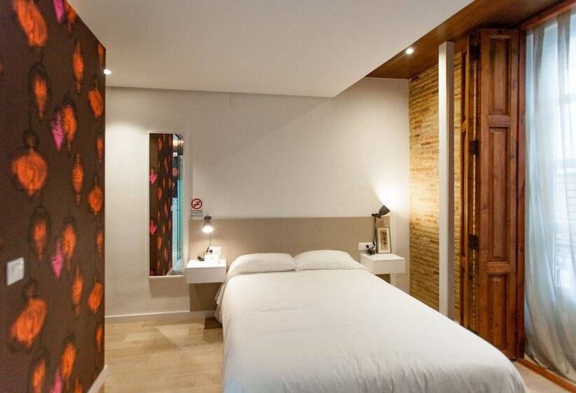 غرفة ديلوكس, Host & Home