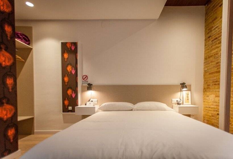 غرفة ديلوكس, Host & Home