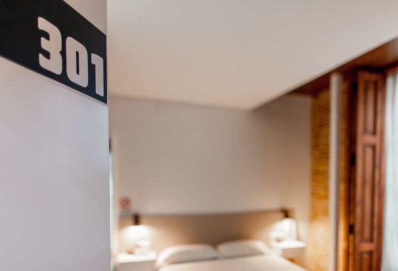 غرفة ديلوكس, Host & Home