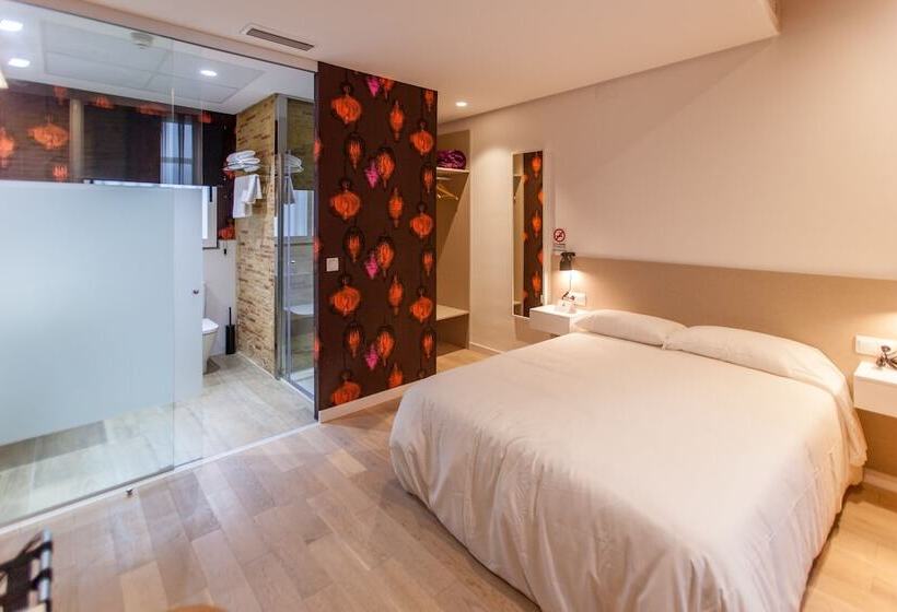 غرفة ديلوكس, Host & Home