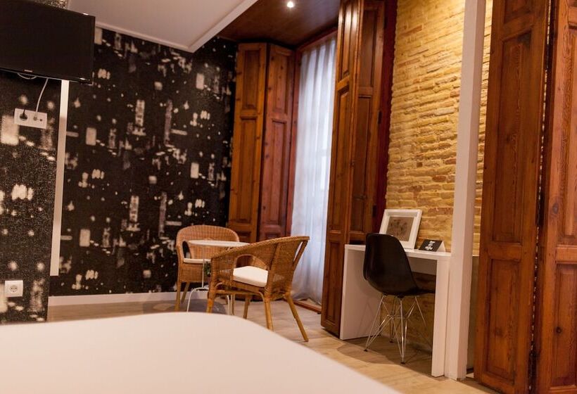 غرفة سوبيريور, Host & Home