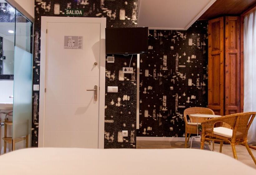 غرفة سوبيريور, Host & Home