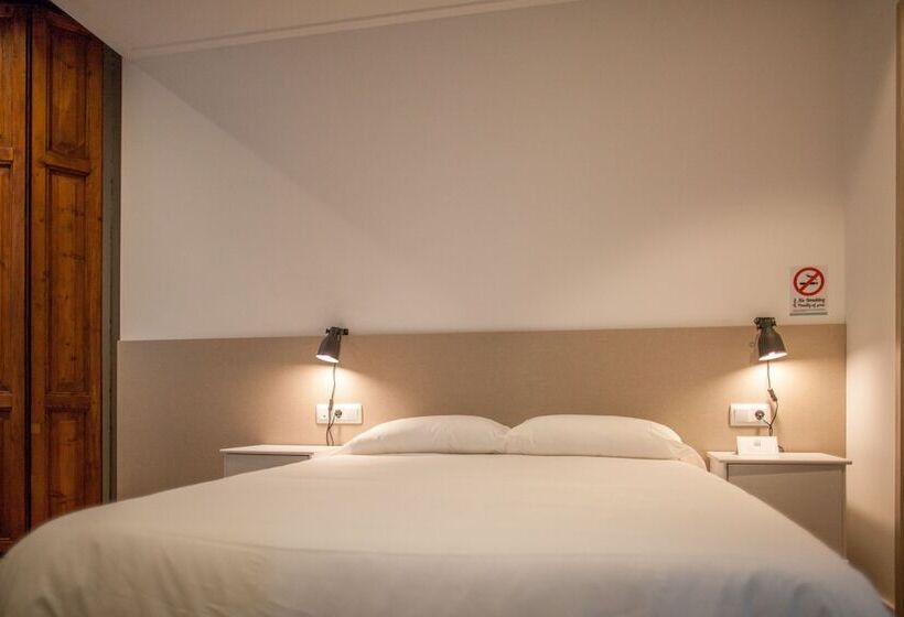 غرفة سوبيريور, Host & Home