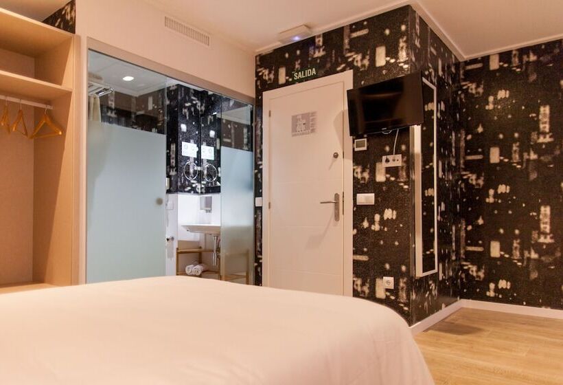 غرفة سوبيريور, Host & Home