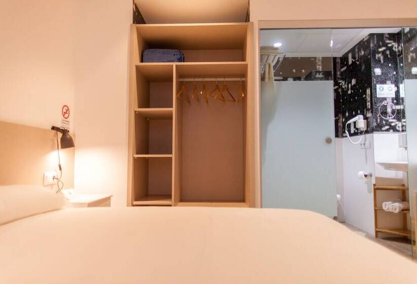 غرفة سوبيريور, Host & Home