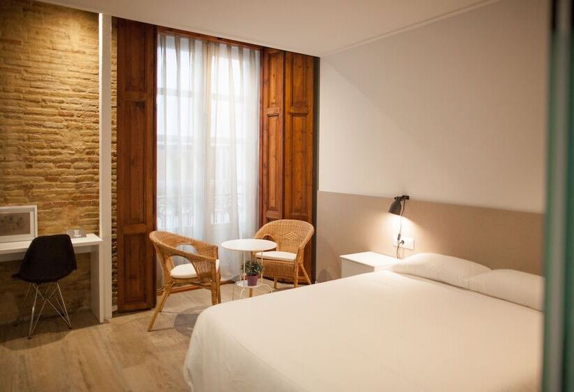 غرفة سوبيريور, Host & Home