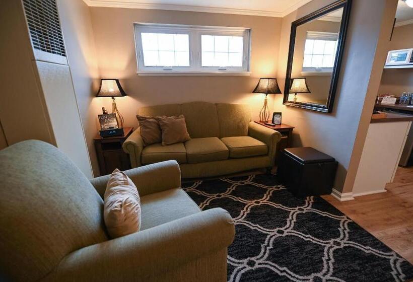 منزل غرفتين نوم, The Lakehouse Inn Geneva