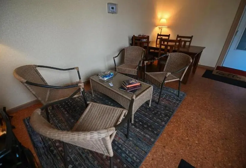 2ベッドルームハウス, The Lakehouse Inn Geneva