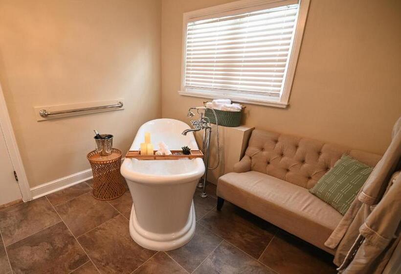 جناح, The Lakehouse Inn Geneva