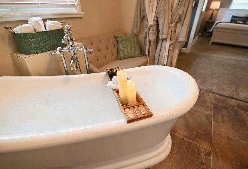 جناح, The Lakehouse Inn Geneva