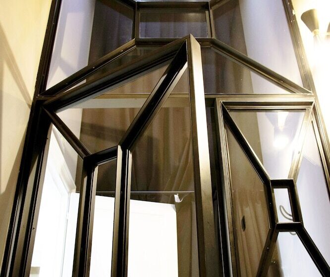 سوییت جونیور با چشمانداز شهر, Asmundo Di Gisira