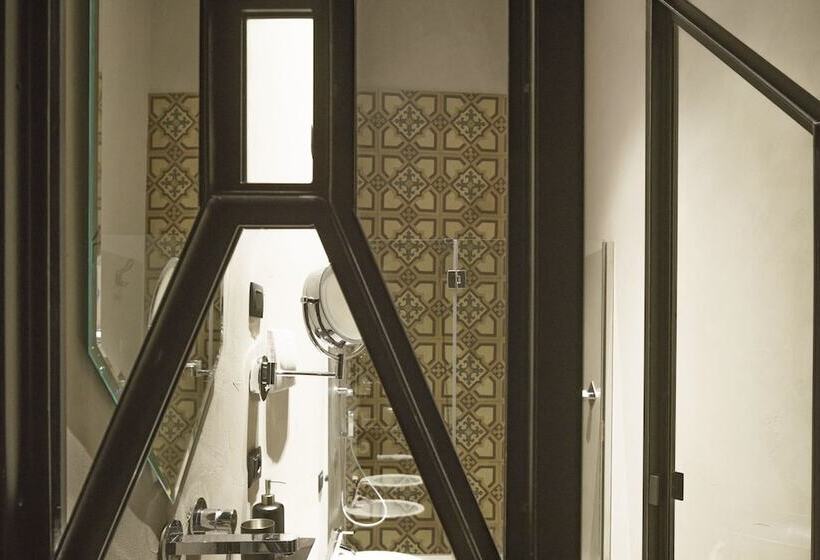 سوییت جونیور با چشمانداز شهر, Asmundo Di Gisira