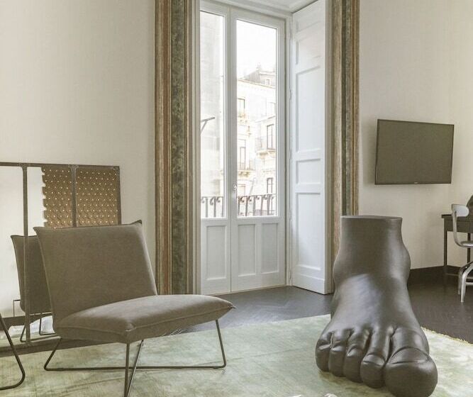 سوییت جونیور با چشمانداز شهر, Asmundo Di Gisira