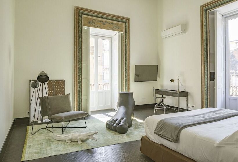 سوییت جونیور با چشمانداز شهر, Asmundo Di Gisira