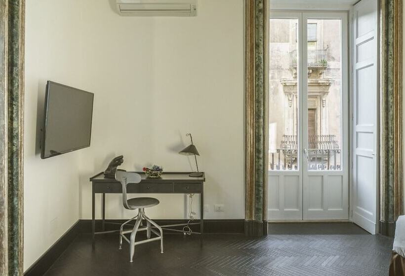 سوییت جونیور با چشمانداز شهر, Asmundo Di Gisira