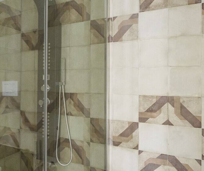 سوییت جونیور با چشمانداز شهر, Asmundo Di Gisira