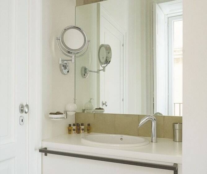 سوییت جونیور با چشمانداز شهر, Asmundo Di Gisira