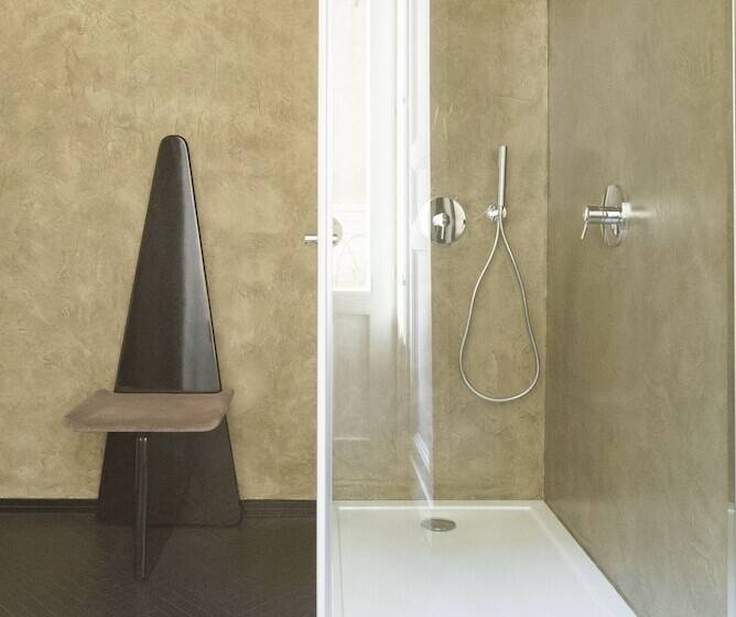 اتاق لوکس, Asmundo Di Gisira