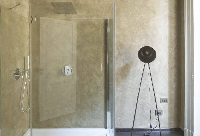 اتاق لوکس, Asmundo Di Gisira