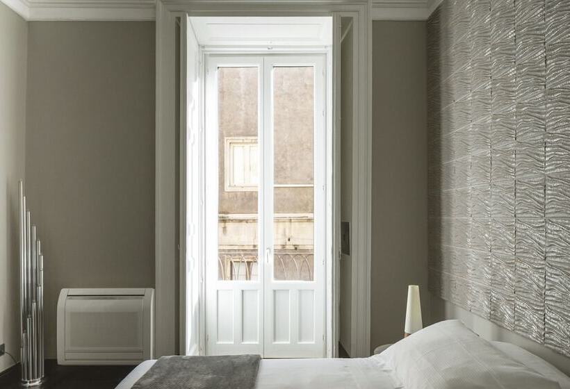 اتاق لوکس, Asmundo Di Gisira