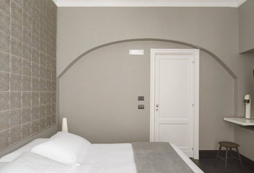 اتاق لوکس, Asmundo Di Gisira