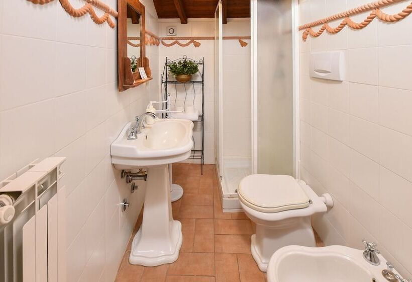 اتاق استاندارد چهار تخته, Castello Costaguti