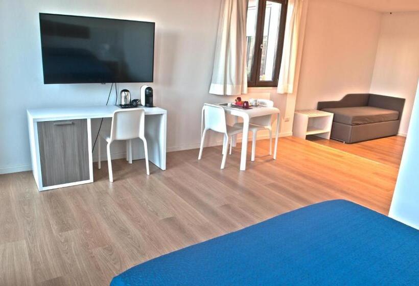 غرفة عائلية, Four Rooms Guesthouse