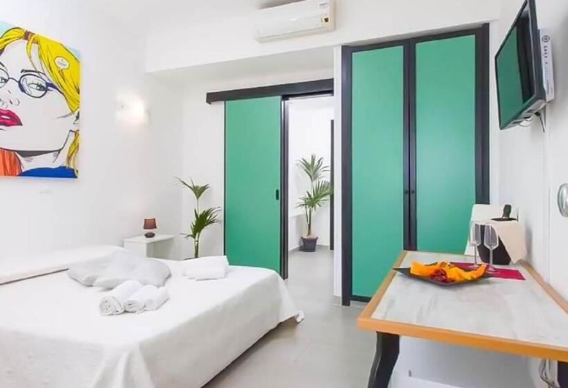 غرفة عائلية مطلّة علي البحر, Lamanna S