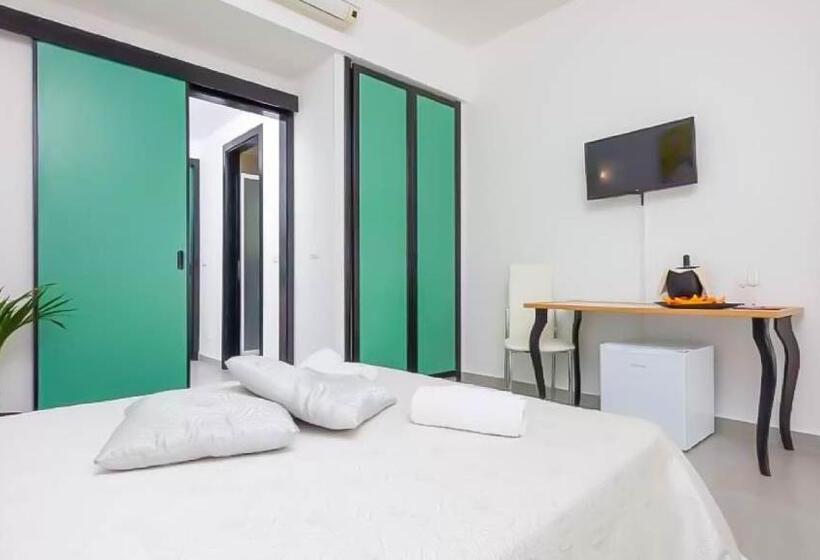 غرفة عائلية مطلّة علي البحر, Lamanna S