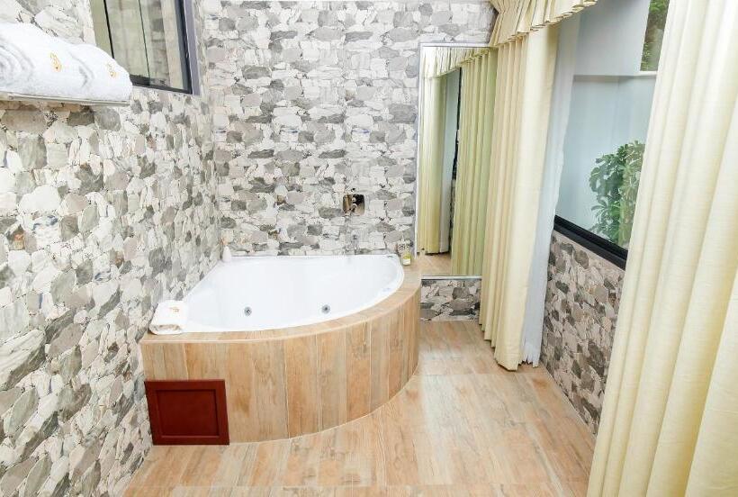 자쿠지 스위트, Golden Sunrise Machupicchu