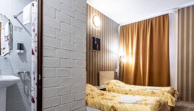 غرفة قياسية, 1 St Train