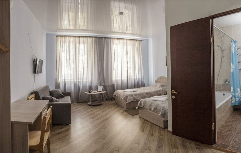 غرفة سوبيريور, 1 St Train