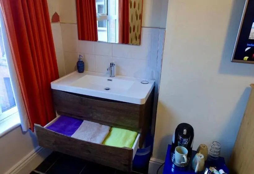バスルーム共有のトリプルスタンダード, Abinger Guest House